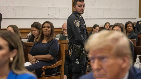 Letitia James observa a Donald Trump durante su juicio por fraude comercial civil en la Corte Suprema de Nueva York Letitia James observa a Donald Trump durante su juicio por fraude comercial civil en la Corte Suprema de Nueva York