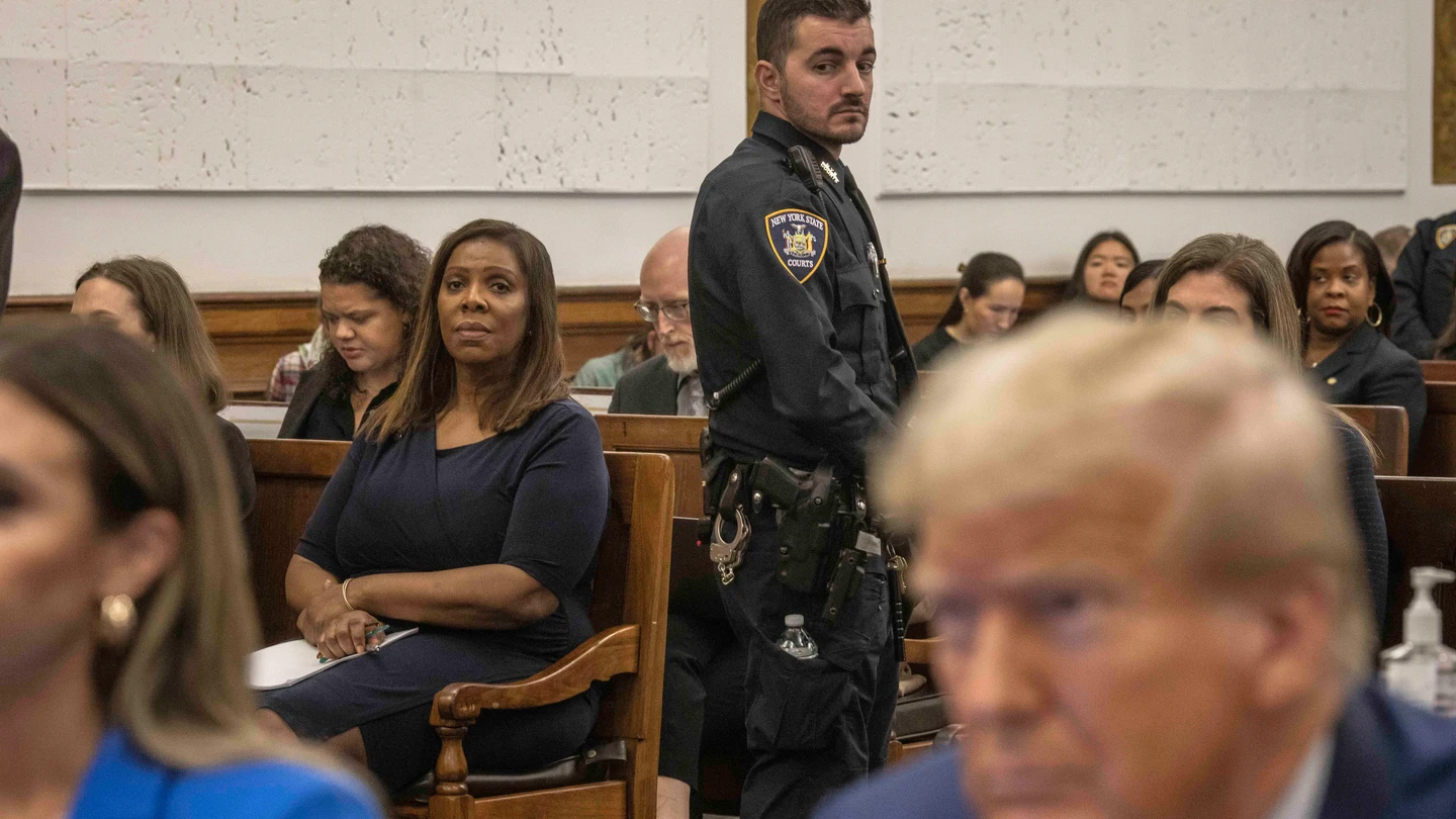 Letitia James observa a Donald Trump durante su juicio por fraude comercial civil en la Corte Suprema de Nueva York Letitia James observa a Donald Trump durante su juicio por fraude comercial civil en la Corte Suprema de Nueva York
