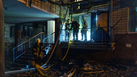 Bomberos en un edificio residencial incendiado durante un ataque ruso con drones y misiles contra Kyiv, Ucrania Bomberos en un edificio residencial incendiado durante un ataque ruso con drones y misiles contra Kyiv, Ucrania