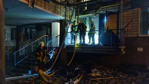 Bomberos en un edificio residencial incendiado durante un ataque ruso con drones y misiles contra Kyiv, Ucrania