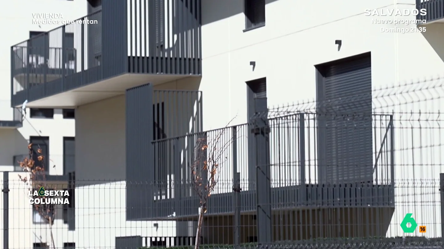 Pisos inundados, enganches ilegales a la luz y alquileres por las nubes: así va el plan de "vivienda asequible" de Ayuso Dos años después, laSexta Columna pregunta a inquilinos sobre el 'Plan Vive' de Isabel Díaz Ayuso, que prometía viviendas accesibles, asequibles y de calidad para los ciudadanos. La realidad, como se puede ver en este vídeo, es muy distinta.