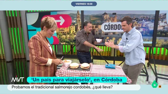 Iñaki López canta a Luis Calero para agradecerle que haya traído salmorejo: "Venga, Luis, sal a bailar..." El reportero ha viajado hasta Córdoba para conocer los lugares más emblemáticos de la ciudad andaluza. Además, ha podido probar uno de sus platos más tradicionales: el salmorejo.