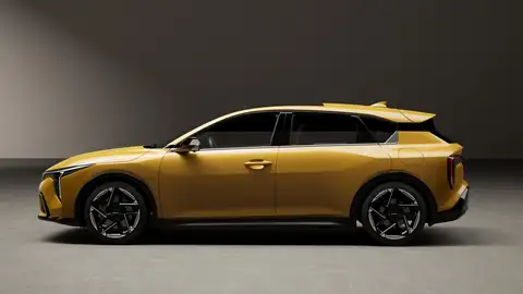 Llega el heredero del Golf y el Focus ahora que este último desaparece, y es este compacto deportivo de KIA ideal para jóvenes de hasta 99 años KIA K4