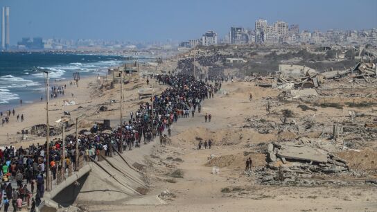 Miles de gazat&iacute;es desplazados regresan al norte del enclave.