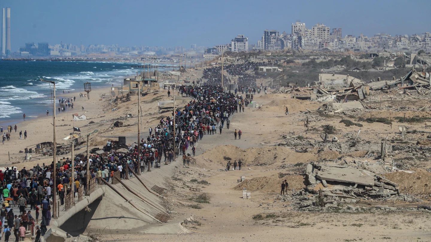 Miles de gazatíes desplazados regresan al norte del enclave. Miles de gazatíes desplazados regresan al norte del enclave.