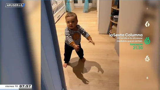 El cómico vídeo viral de un niño aprendiendo a dar sus primeros pasos: ni Michael Jackson en Thriller El cómico vídeo viral de un niño aprendiendo a dar sus primeros pasos: ni Michael Jackson en Thriller