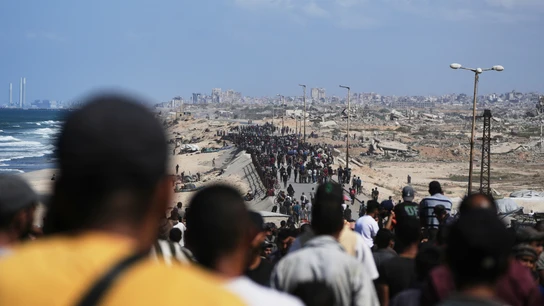 Miles de palestinos desplazados regresan tras entrar en vigor el alto el fuego Miles de palestinos regresan a la Franja de Gaza tras entrar en vigor el alto el fuego