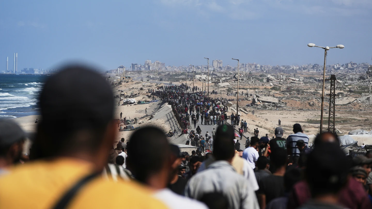 Miles de palestinos desplazados regresan tras entrar en vigor el alto el fuego Miles de palestinos regresan a la Franja de Gaza tras entrar en vigor el alto el fuego