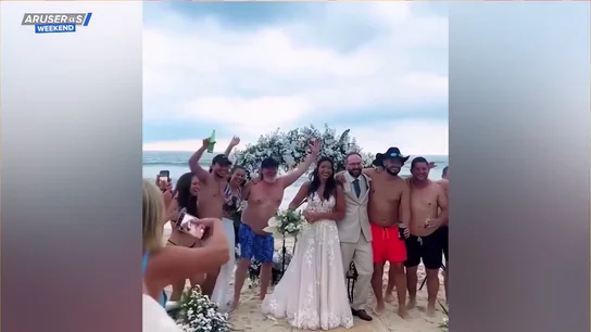 El viral de los bañistas borrachos que se cuelan en una romántica boda en la playa: 'sí, quiero' latas de cerveza El viral de los bañistas borrachos que se cuelan en una romántica boda en la playa: 'sí, quiero' latas de cerveza