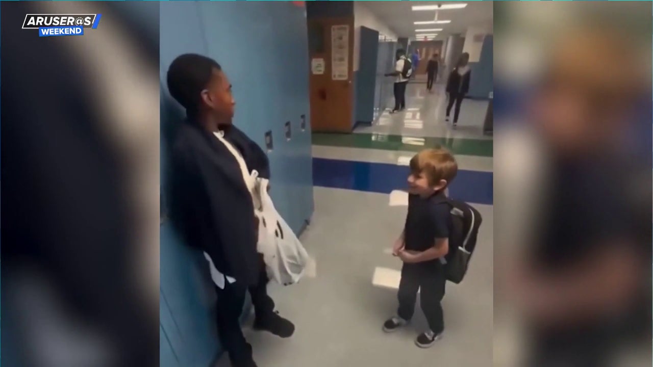 El entrañable vídeo viral del niño que le pide a su madre que le compre unas zapatillas a su amigo: "Qué bonita es la amistad"