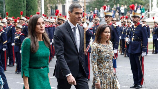 La reina Letizia, el presidente del Gobierno, Pedro S&aacute;nchez, y la ministra de Defensa, Margarita Robles