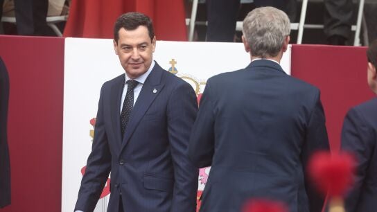 Juanma Moreno en el desfile por el D&iacute;a de la Hispanidad. 