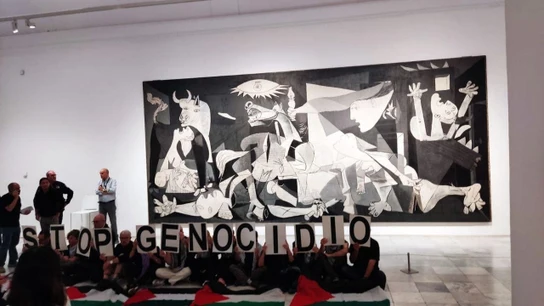 Un grupo de activistas denuncian ante el 'Guernica' que el "genocidio de Gaza no se ha detenido" Un grupo de activistas denuncian ante el 'Guernica' que el "genocidio de Gaza no se ha detenido"