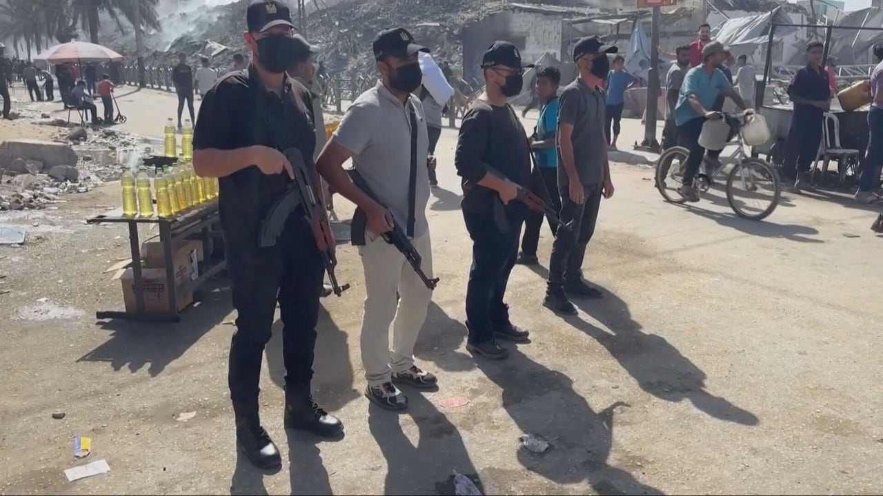 Hamás despliega a miles de milicianos armados en las calles en ruinas de Gaza "para que la gente sepa que hay ley"