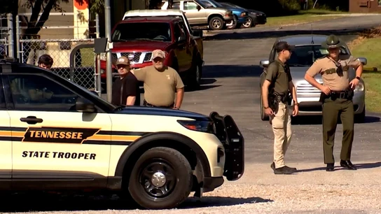 Agentes patrullan el exterior de la planta destruida en Tennessee Agentes patrullan el exterior de la planta destruida en Tennessee