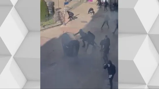 Las imágenes de la batalla campal en Vitoria entre Falange y antifascistas: sillas, contenedores y bengalas volando por las calles Las imágenes de la batalla campal en Vitoria entre Falange y antifascistas: sillas, contenedores y bengalas volando por las calles