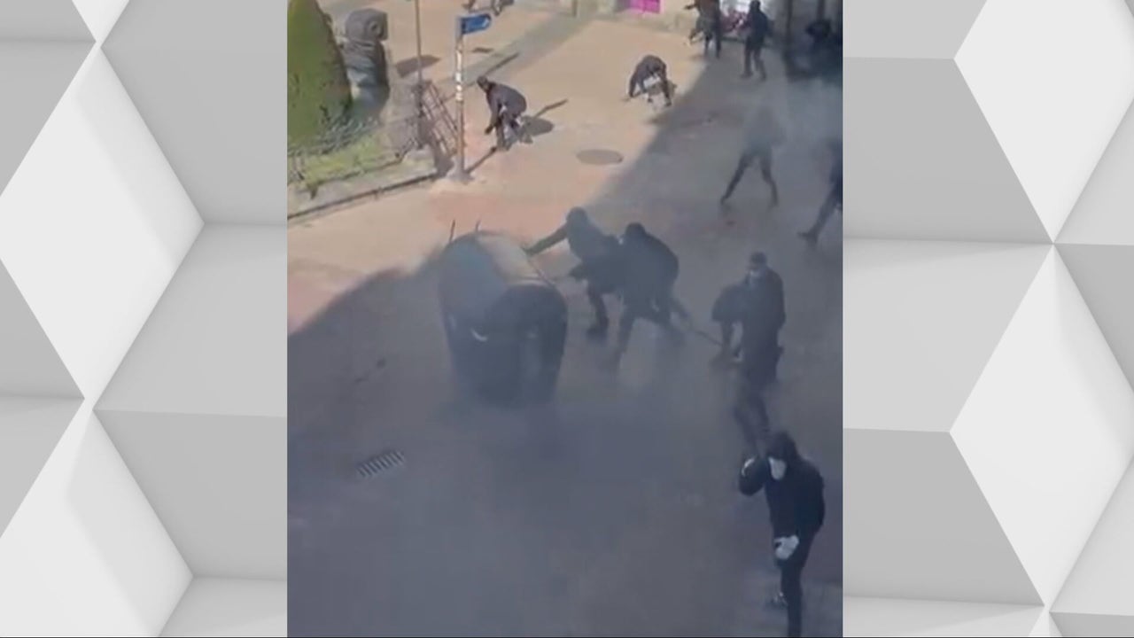 Las imágenes de la batalla campal en Vitoria entre Falange y antifascistas: sillas, contenedores y bengalas volando por las calles