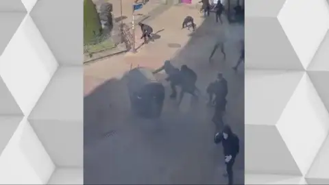 Las imágenes de la batalla campal en Vitoria entre Falange y antifascistas: sillas, contenedores y bengalas volando por las calles Las imágenes de la batalla campal en Vitoria entre Falange y antifascistas: sillas, contenedores y bengalas volando por las calles
