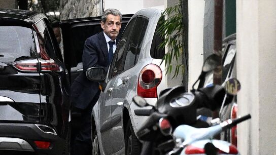 El expresidente franc&eacute;s Nicolas Sarkozy se baja de un veh&iacute;culo camino a su domicilio tras hablar con la fiscal&iacute;a sobre el inicio de su condena.
