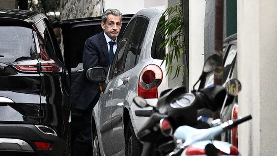 El expresidente francés Nicolas Sarkozy se baja de un vehículo camino a su domicilio tras hablar con la fiscalía sobre el inicio de su condena. El expresidente francés Nicolas Sarkozy se baja de un vehículo camino a su domicilio tras hablar con la fiscalía sobre el inicio de su condena.