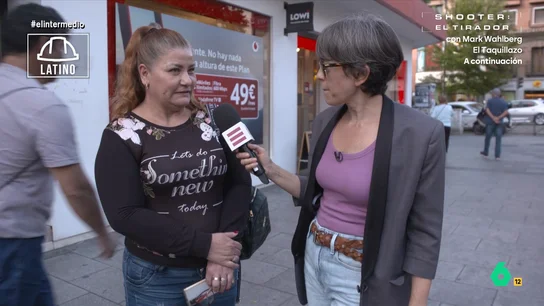 Una mujer latina de barrio obrero desvela a Thais Villas por qué emigró a España: "Si no me venía me mataban" Con motivo del Día de la Hispanidad, Thais Villas dedica su sección 'Barrio rico, barrio obrero' a la comunidad latina. En este vídeo, vecinas de uno y otro barrio desvelan por qué emigraron a España y a qué se dedican en nuestro país.