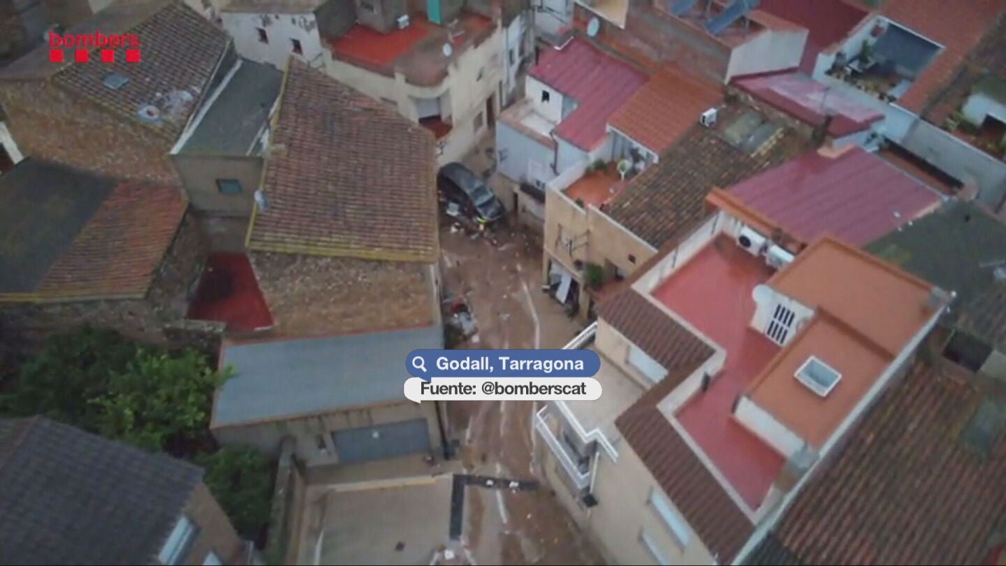 Las imágenes aéras de Godall: coches arrasados por el agua, calles llenos de barro...