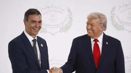 El presidente del Gobierno, Pedro Sánchez, y su homólogo estadounidense, Donald Trump, este lunes en Egipto. El presidente del Gobierno, Pedro Sánchez, y su homólogo estadounidense, Donald Trump, este lunes en Egipto.
