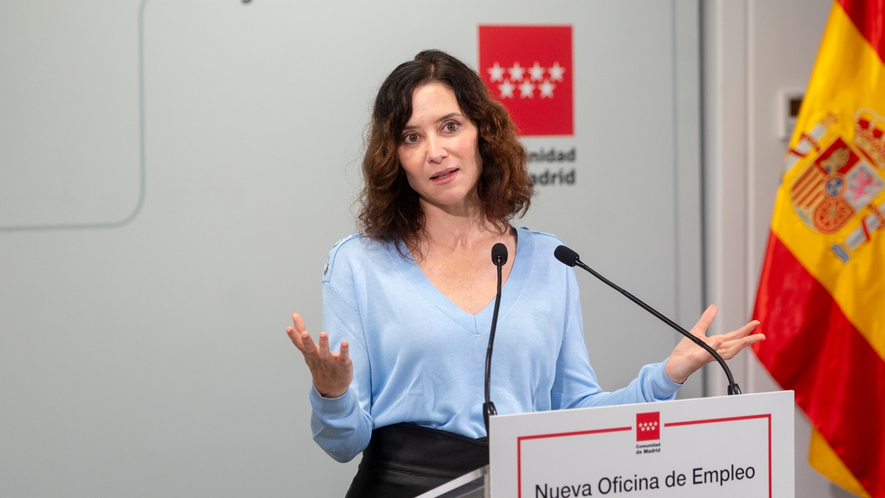 Ayuso abre la puerta por primera vez a crear un registro de objetores del aborto, pero juega al despiste
