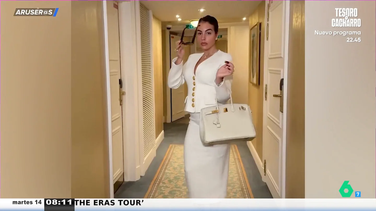 Alfonso Arús, del vídeo de Georgina Rodríguez con sus looks en París: "¿Crees que puede llevar un bolso falso?" Alfonso Arús, del vídeo de Georgina Rodríguez con sus looks en París: "¿Crees que puede llevar un bolso falso?"