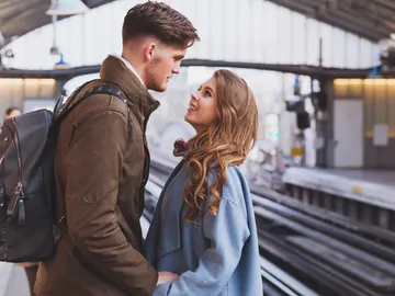 Pareja en la estación de tren Pareja en la estación de tren