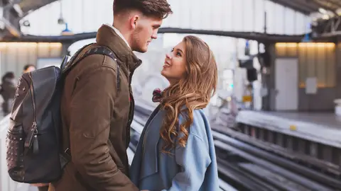 Pareja en la estación de tren Pareja en la estación de tren