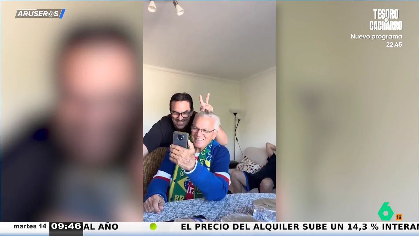 El emotivo vídeo del hijo que sorprende al padre haciéndole creer que están en vídeollamada El emotivo vídeo del hijo que sorprende al padre haciéndole creer que están en vídeollamada