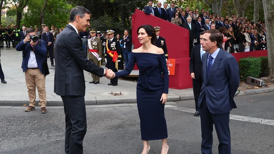 Pedro Sánchez saluda a Isabel Díaz Ayuso ante la mirada de José Luis Martínez-Almeida Pedro Sánchez saluda a Isabel Díaz Ayuso ante la mirada de José Luis Martínez-Almeida
