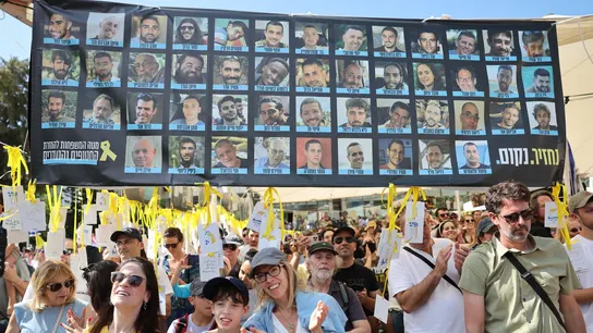 El renacer de los rehenes israelíes: "No hay nadie más feliz de volver a ti, pueblo de Israel" El renacer de los rehenes israelíes: "No hay nadie más feliz de volver a ti, pueblo de Israel"