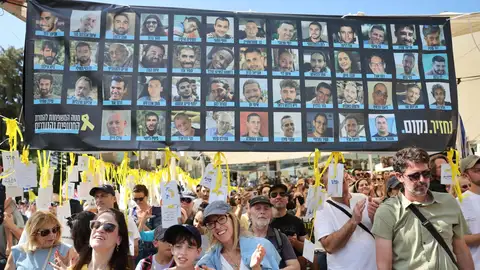El renacer de los rehenes israelíes: "No hay nadie más feliz de volver a ti, pueblo de Israel" El renacer de los rehenes israelíes: "No hay nadie más feliz de volver a ti, pueblo de Israel"