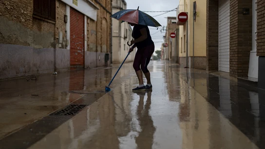 Vecinos limpiando el barro de las calles en Tarragona. Vecinos limpiando el barro de las calles en Tarragona.