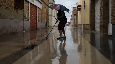 Vecinos limpiando el barro de las calles en Tarragona. Vecinos limpiando el barro de las calles en Tarragona.