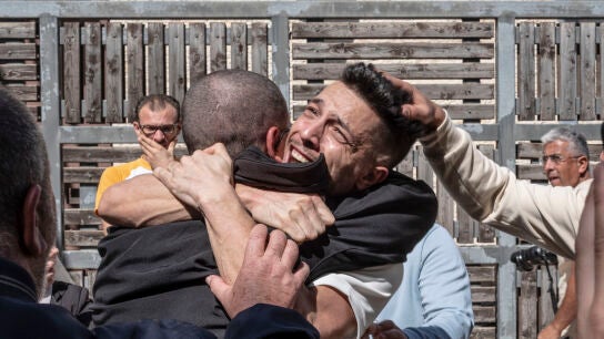 Llegada de rehenes palestinos a Ramala, Palestina, este lunes. 