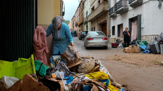 Vecinas de Godall (Tarragona) sacan a la calle sus pertenencias destrozadas por 'Alice'. Vecinas de Godall (Tarragona) sacan a la calle sus pertenencias destrozadas por 'Alice'.