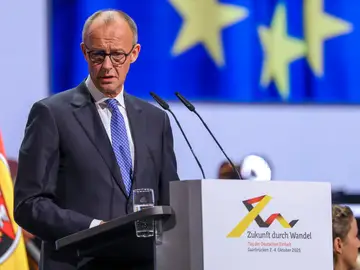 El canciller germano, Friedrich Merz, pronuncia un discurso durante la reciente celebración del Día de la Unidad alemana en Saarbruecken (Alemania). El canciller germano, Friedrich Merz, pronuncia un discurso durante la reciente celebración del Día de la Unidad alemana en Saarbruecken (Alemania).