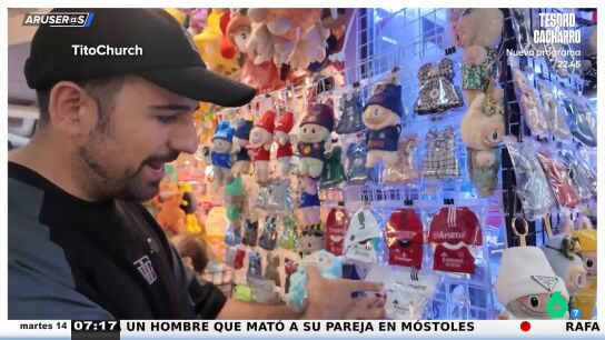 Un youtuber visita la mayor tienda de Labubus del mundo y viste al suyo con la equipaci&oacute;n del Real Madrid