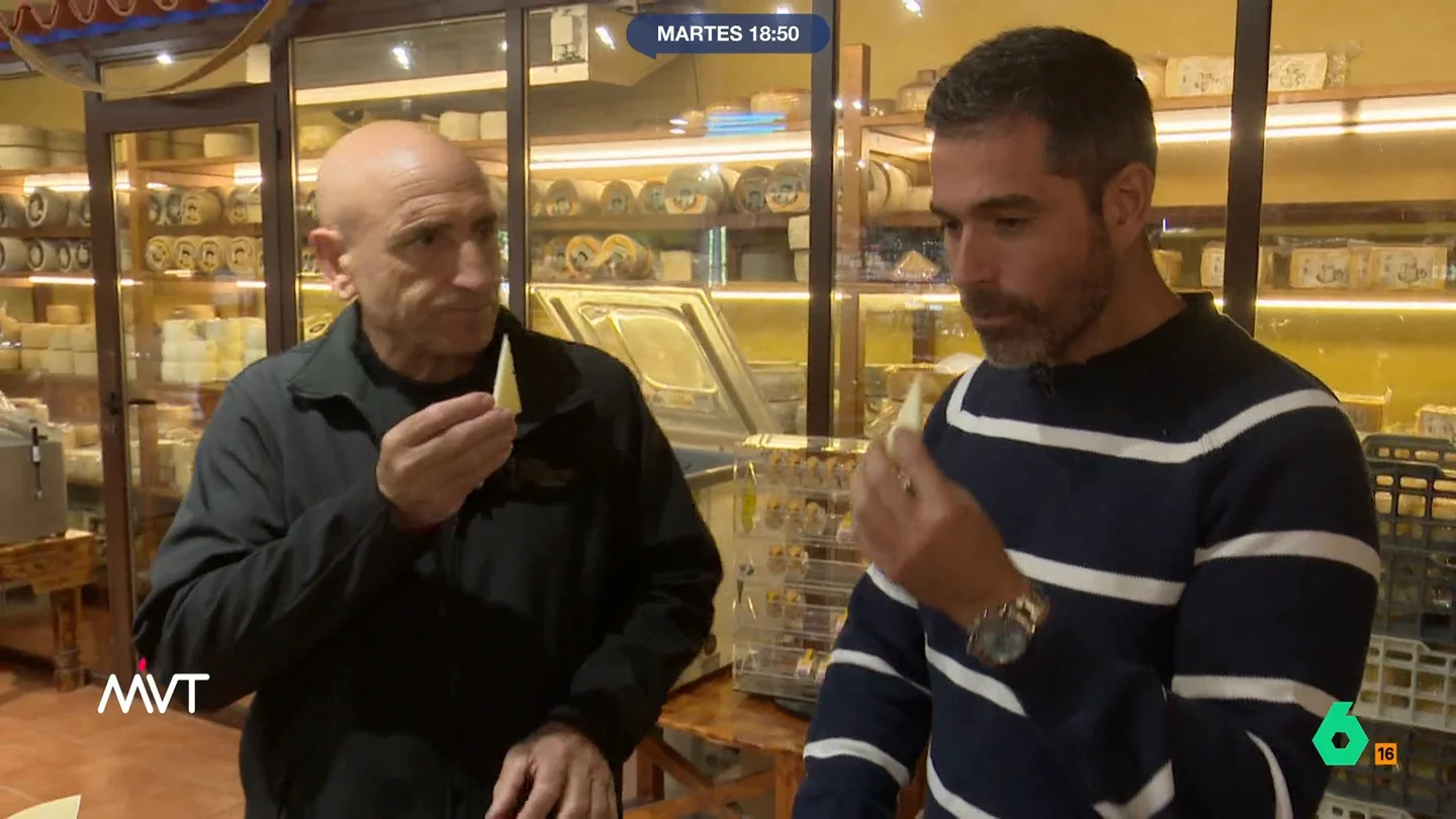 Pablo Ojeda descubre cómo se elabora "el mejor queso manchego del mundo" El experto en nutrición ha visitado la quesería Don Apolonio en que Luciano, uno de sus propietarios, todos los pasos necesarios para preparar un exquisito queso de oveja.