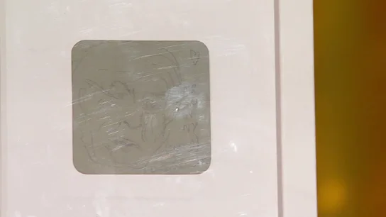 Así es el posavasos firmado por Damien Hirts que está en un búnker y que hace perder a las concursantes 7.000 euros Así es el posavasos firmado por Damien Hirts que está en un búnker y que hace perder a las concursantes 7.000 euros