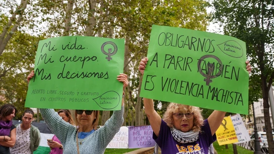 Imagen de archivo. Varias personas durante una concentración para exigir el derecho al aborto libre. Imagen de archivo. Varias personas durante una concentración para exigir el derecho al aborto libre.