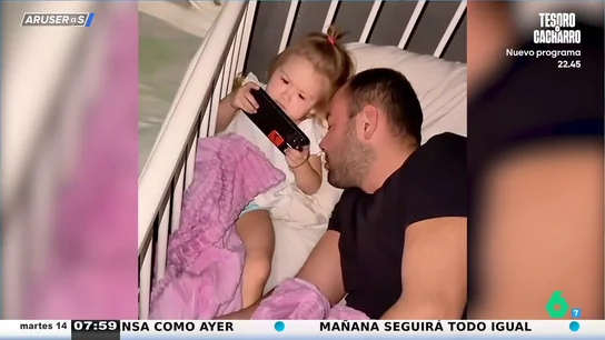 El divertido vídeo viral del padre que intenta dormir a su bebé y se queda él frito en la cuna... y la niña, no El divertido vídeo viral del padre que intenta dormir a su bebé y se queda él frito en la cuna... y la niña, no