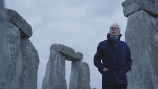 Ken Follett en un v&iacute;deo promocional de 'El c&iacute;rculo de los d&iacute;as' en Stonehenge.