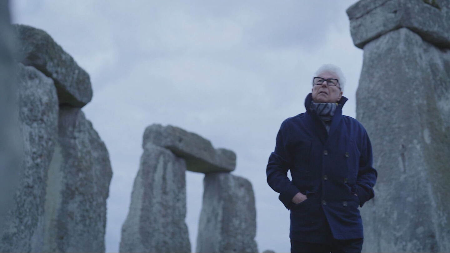 Ken Follett en un v&iacute;deo promocional de 'El c&iacute;rculo de los d&iacute;as' en Stonehenge.