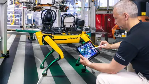 Así es el «perro» que Mercedes tiene en su fábrica de Dusseldorf como un empleado más Mercedes Robot Aris