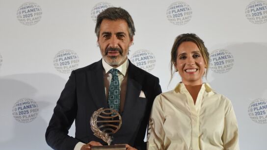 El escritor y comunicador Juan del Val, ganador del Prmio Planeta 2025, y la finalista, la escritora gallega &Aacute;ngela Banzas.