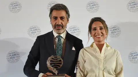 El escritor y comunicador Juan del Val, ganador del Prmio Planeta 2025, y la finalista, la escritora gallega Ángela Banzas. El escritor y comunicador Juan del Val, ganador del Prmio Planeta 2025, y la finalista, la escritora gallega Ángela Banzas.